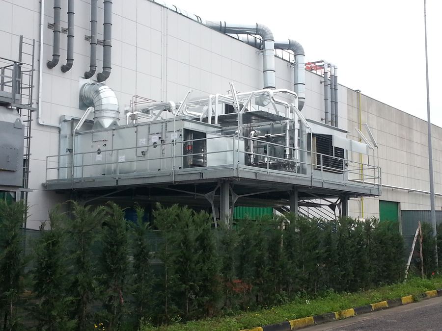 Gruppo di trattamento aria installato su un impalcato metallico all'esterno di uno stabilimento