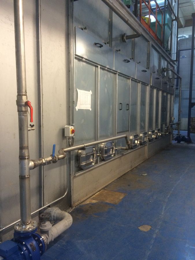 Impianto antincendio sprinkler a schiuma con tubazioni rosse e serbatoio di premiscelazione