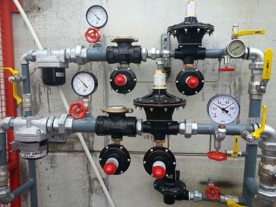 Gruppo di riduzione della pressione del gas metano con manometri e valvole
