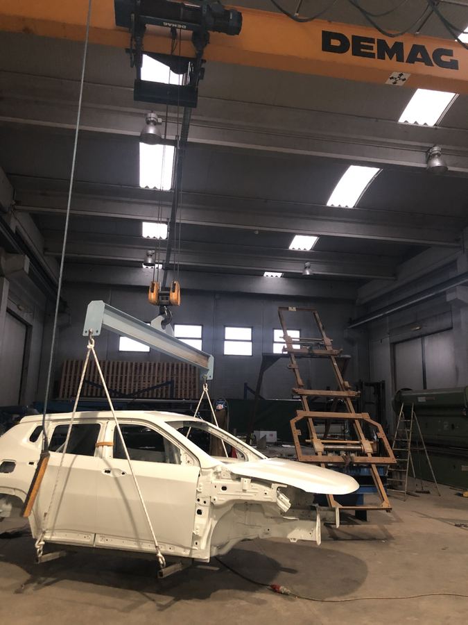 Cappa di aspirazione fumi sopra una postazione di saldatura con un operatore al lavoro